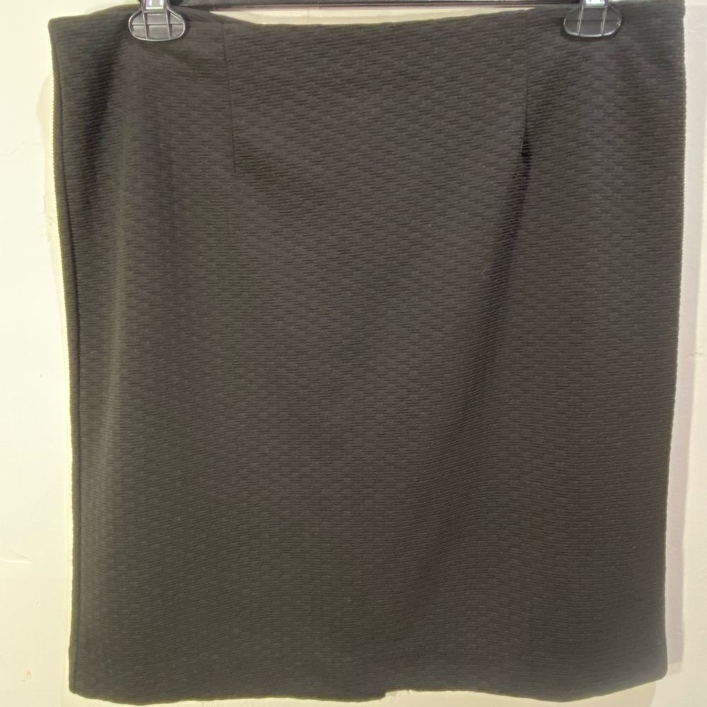 Black Jaclyn Smith skirt with a slit in the back Large